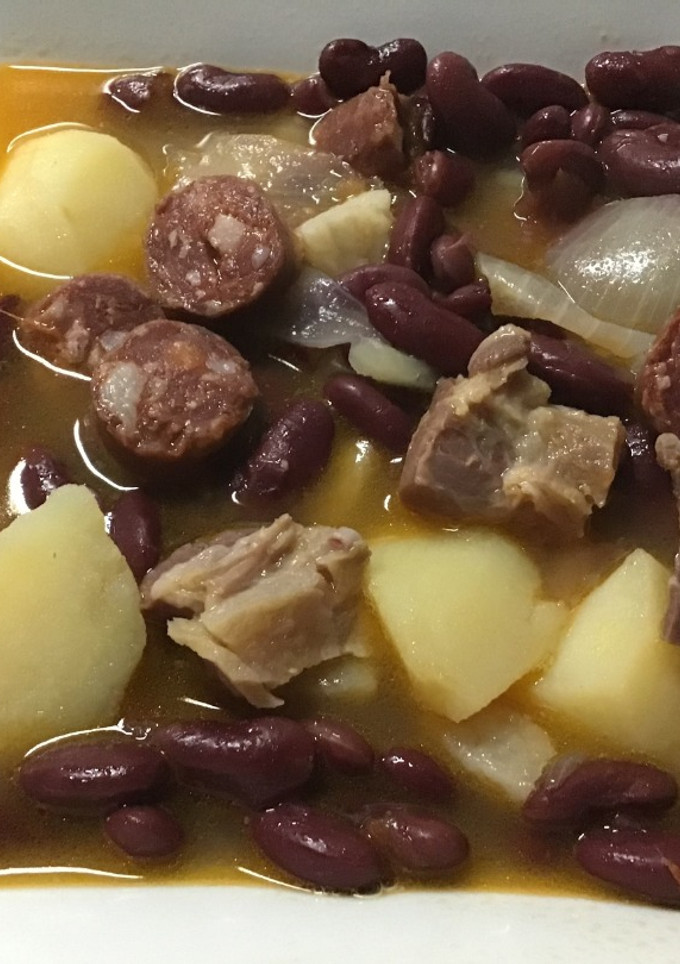 Una foto de Habichuelas estofadas con verduras e ibéricos al brandy