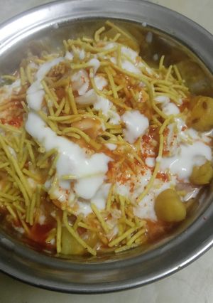 आलू टिक्की चाट (aloo tikki chaat recipe in Hindi) रेसिपी मुख्य फोटो