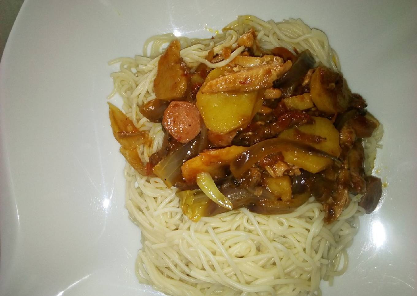 Sausage and chicken sauce with spaghetti