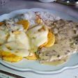 Pechuga bañada en salsa de champiñones