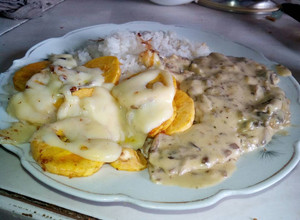 Una foto de Pechuga bañada en salsa de champiñones