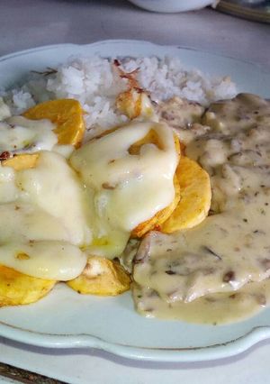 Una foto de Pechuga bañada en salsa de champiñones