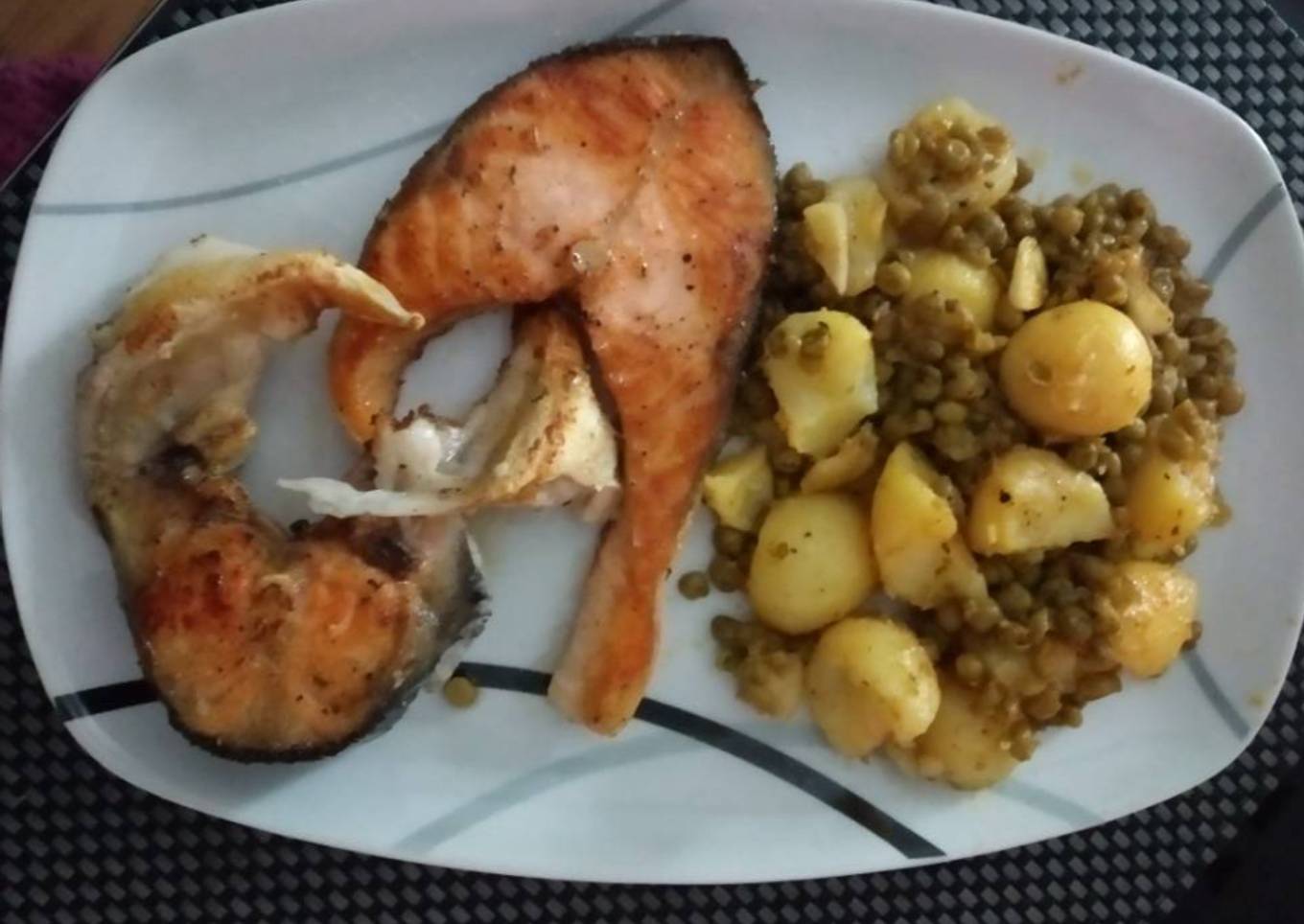 Salmón a la plancha con guarnición de guisantes y patatinas