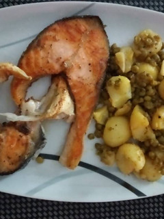 Una foto de Salmón a la plancha con guarnición de guisantes y patatinas