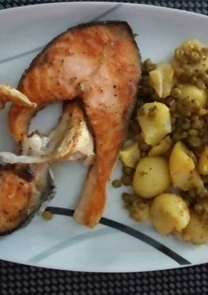 Una foto de Salmón a la plancha con guarnición de guisantes y patatinas