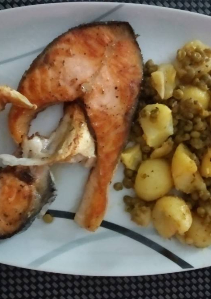 Una foto de Salmón a la plancha con guarnición de guisantes y patatinas