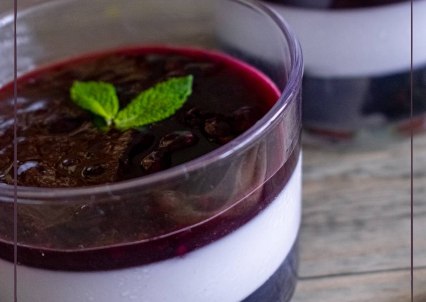 Vasitos de gelatina de coco y mermelada de frutos rojos 🥥