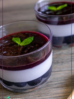 Una foto de Vasitos de gelatina de coco y mermelada de frutos rojos 🥥