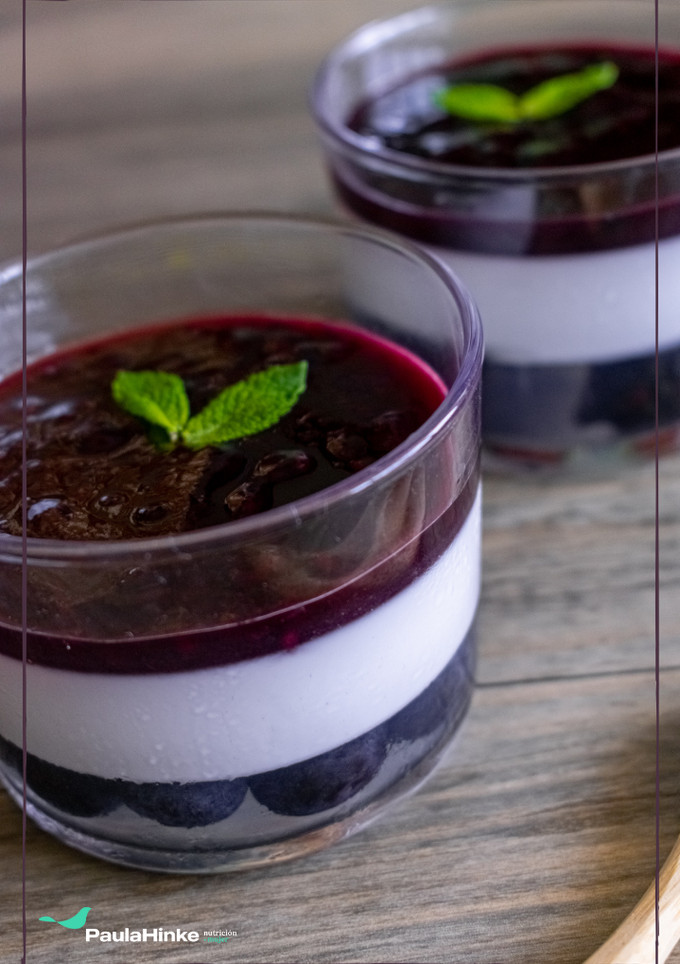 Una foto de Vasitos de gelatina de coco y mermelada de frutos rojos 🥥