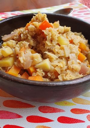 Una foto de Guiso vegano de lentejas turcas partidas