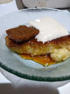 Una foto de Flan casero con crema y dulce de leche