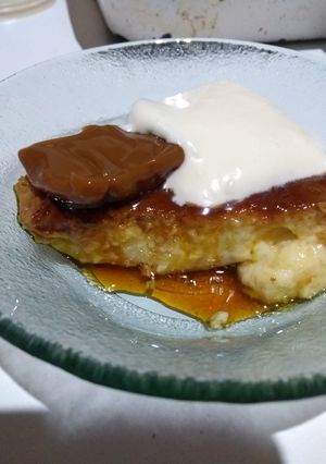 Una foto de Flan casero con crema y dulce de leche