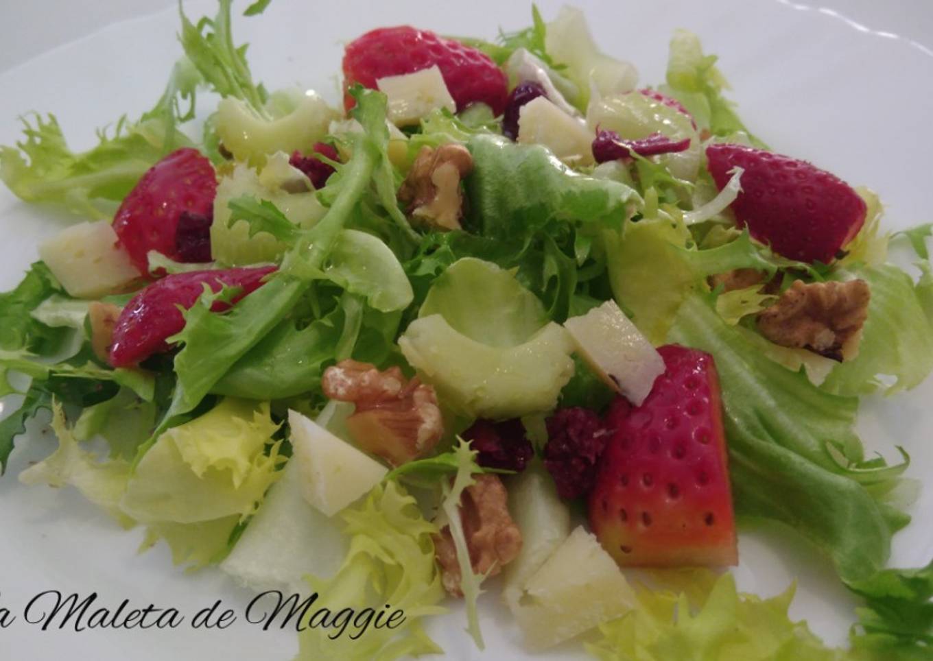 Ensalada de escarola con fresas y nueces