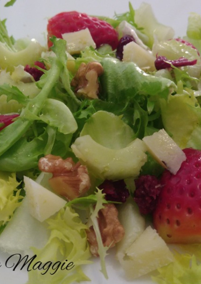 Una foto de Ensalada de escarola con fresas y nueces