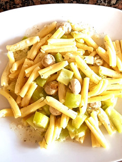 Una foto de Pasta con salsa de Zucchini v champiñones. #Mercado