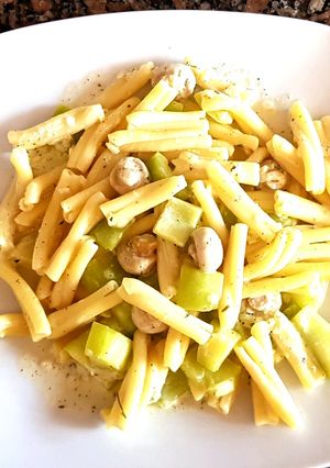 Una foto de Pasta con salsa de Zucchini v champiñones. #Mercado
