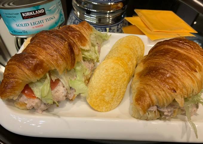 Recipe of Quick Tuna croissant sandwich 🥐🧀😋