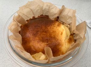 Una foto de Tarta de queso fit en freidora de aire