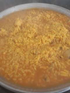 Una foto de Arroz caldoso con almejas y langostinos