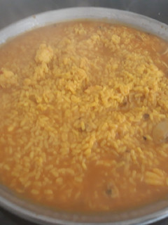 Una foto de Arroz caldoso con almejas y langostinos