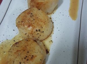 รูปของ หอยเชลล์ย่างซอสเนยและโชยุ Shoyu Butter Hotate