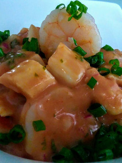 Una foto de Cóctel de gambas y palitos de surimi al cilantro!