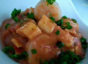 Una foto de Cóctel de gambas y palitos de surimi al cilantro!