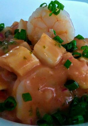 Una foto de Cóctel de gambas y palitos de surimi al cilantro!