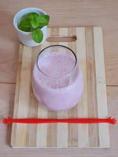 Una foto de Licuado de banana y frutillas 🍌 🍓 sin endulzar