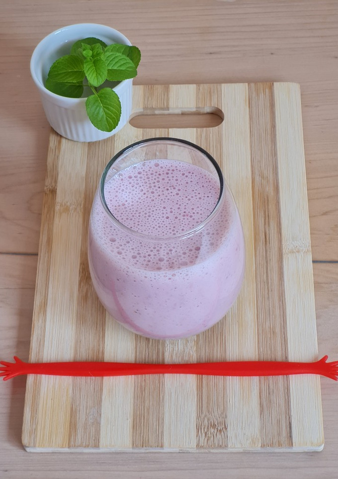 Una foto de Licuado de banana y frutillas 🍌 🍓 sin endulzar