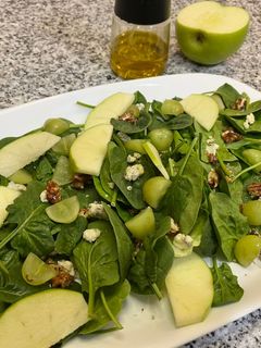 Una foto de Ensalada de manzana y queso azul