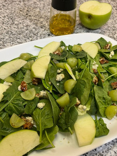 Una foto de Ensalada de manzana y queso azul