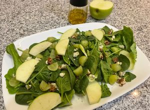 Una foto de Ensalada de manzana y queso azul