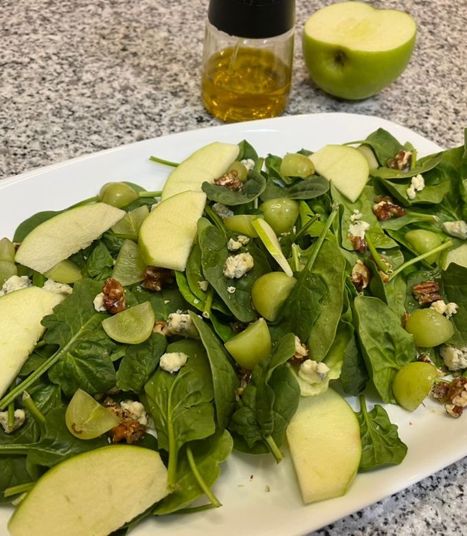 Una foto de Ensalada de manzana y queso azul