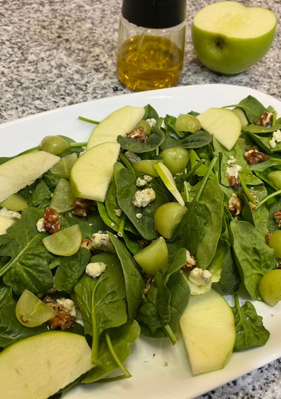 Una foto de Ensalada de manzana y queso azul