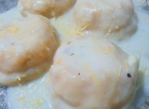 Una foto de 🍽 Sorrentinos de mozzarella, jamón, queso untable y Parmesano