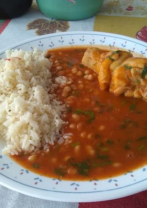 Una foto de Frijoles blancos con pollo en recadito