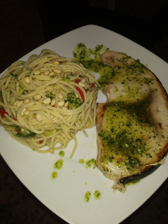 Una foto de Emperador plancha y espaguetis con verduritas, pesto y piñones