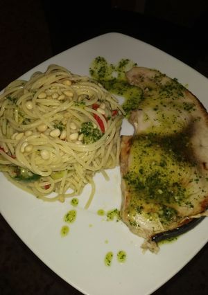 Una foto de Emperador plancha y espaguetis con verduritas, pesto y piñones