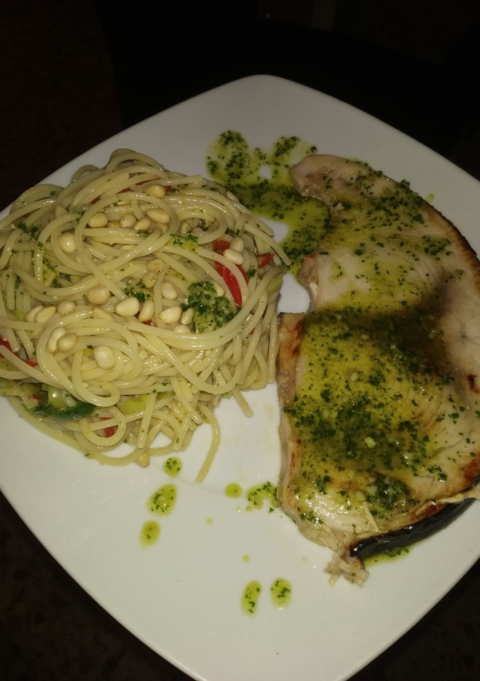 Una foto de Emperador plancha y espaguetis con verduritas, pesto y piñones
