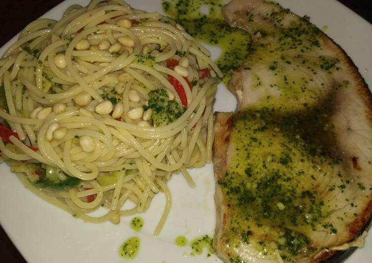 Emperador plancha y espaguetis con verduritas, pesto y piñones