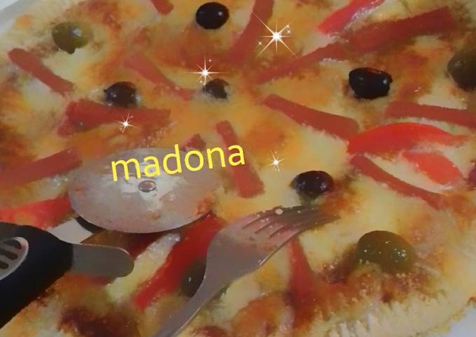 الصورة الرئيسية لوصفة بيتزا بصلصه حمرا