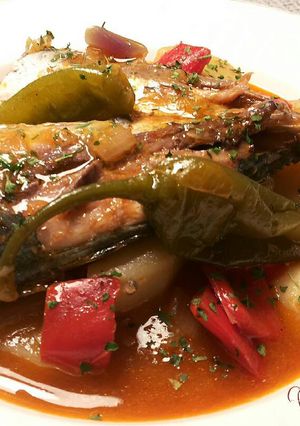Foto principal de Patatas con ajos y pescado con pimientos picantes