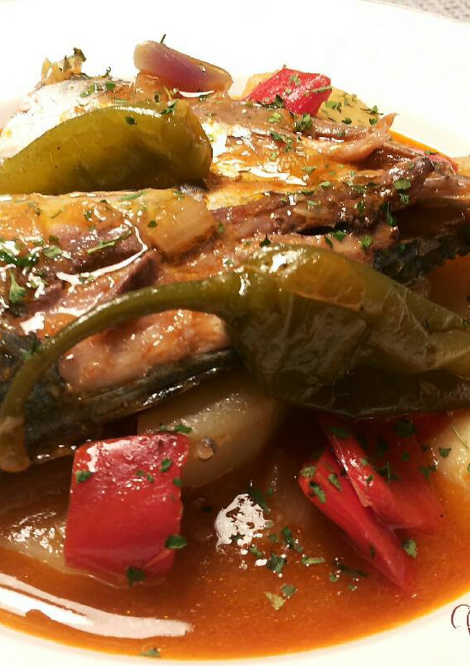 Una foto de Patatas con ajos y pescado con pimientos picantes