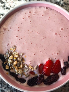 Una foto de Smoothie bowl de frutilla y banana