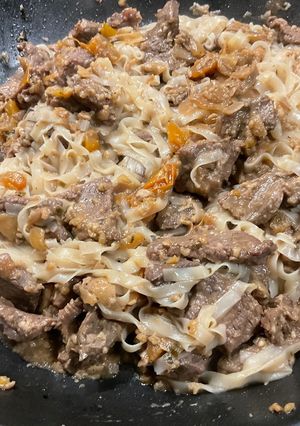 Une photo de Vermicelles de riz au bœuf mariné gingembre et tomate