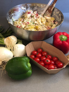 Una foto de Ensalada de patata con albahaca de verano