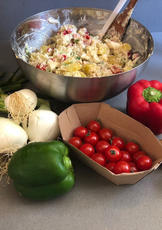 Una foto de Ensalada de patata con albahaca de verano