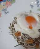 Gulas al ajillo con huevo escalfado