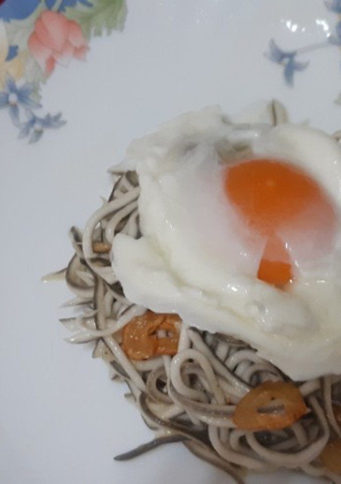 Una foto de Gulas al ajillo con huevo escalfado